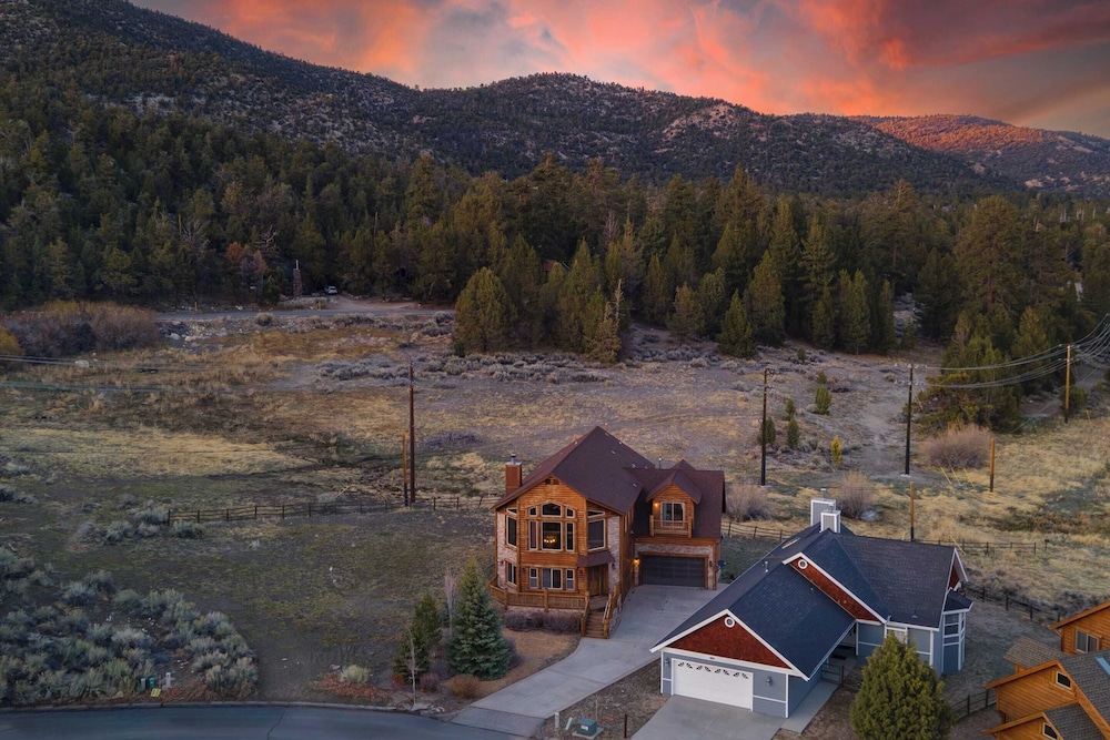 Group Cabin + Lake and Mountain View Pet-friendly, Fireplace, Games, Loft