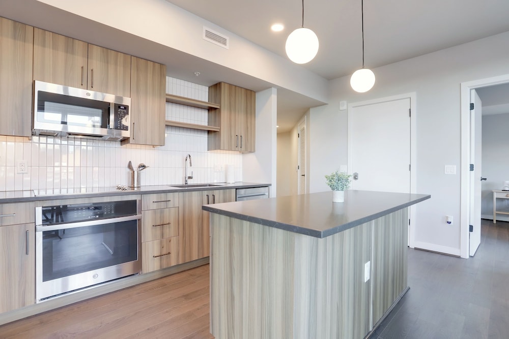 Stylish Apartment Steps from the Metro