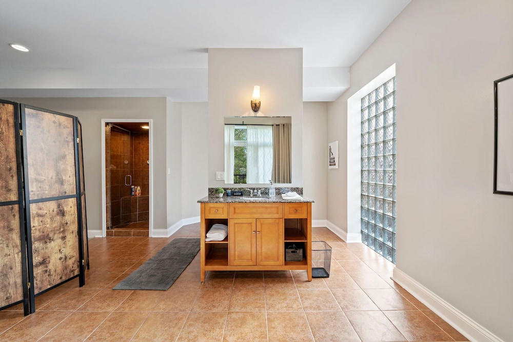 Spacious Luxury Retreat 8 Bed Oasis With 6 Baths