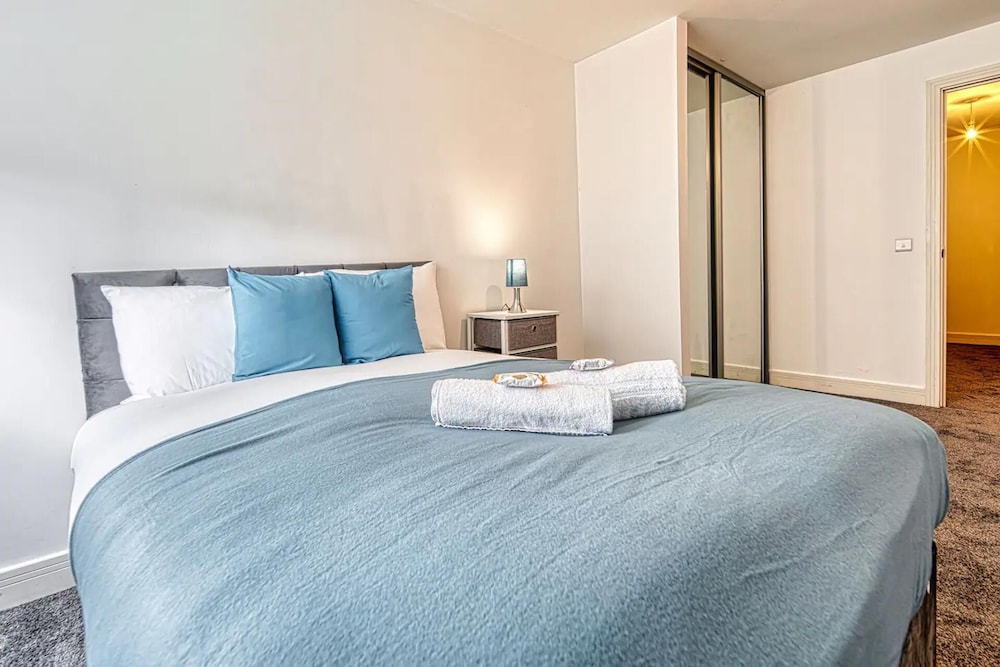 Immaculate 2-bed Apartment in Birmingham view 2