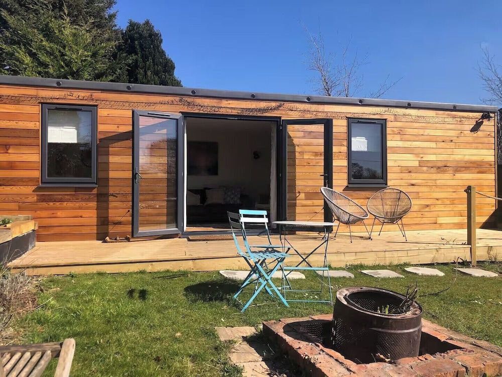 2 Guests - Garden Retreat With Balcony Views