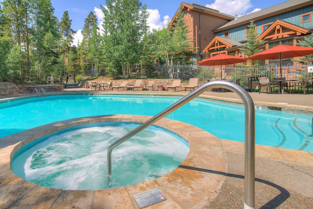 Spacious Upstairs Townhome With Private Garage 2 Bedroom Condo