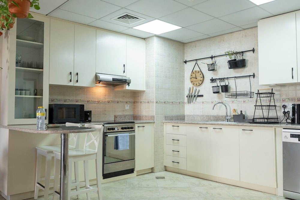 Cozy 1-bedroom Apartment for 5 in Motor City