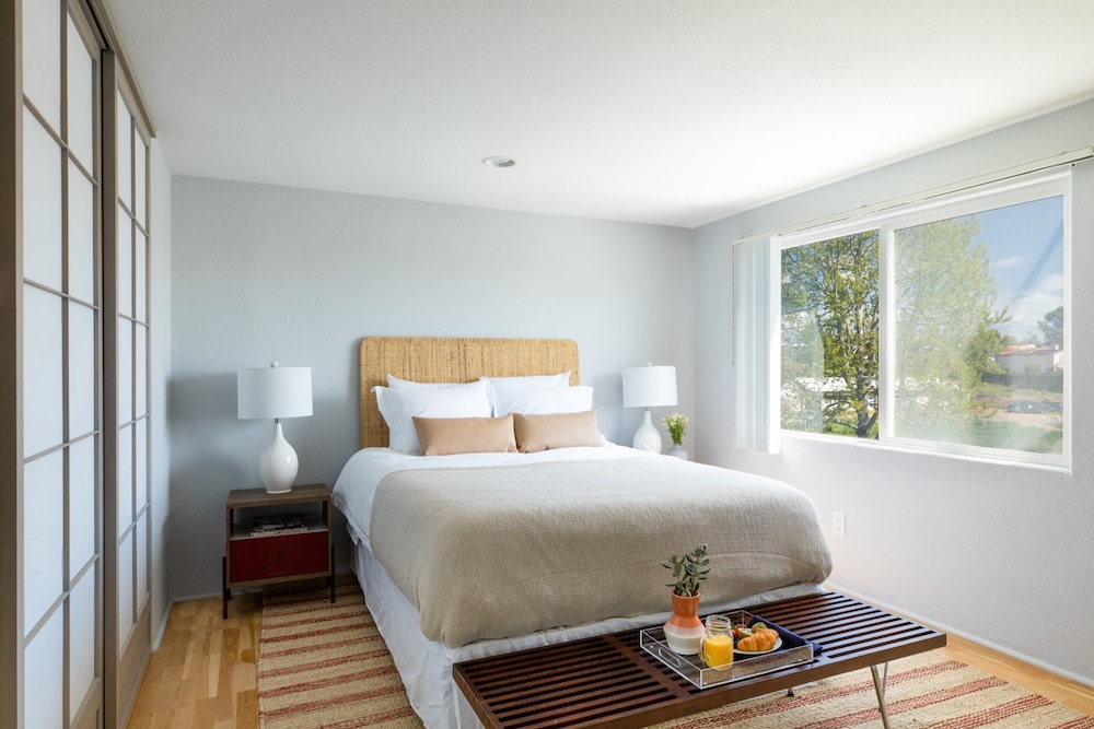 Beachcomber by Avantstay Elegant Modern Estate w/ Pool, Hot Tub & Outdoor Dining! view 3