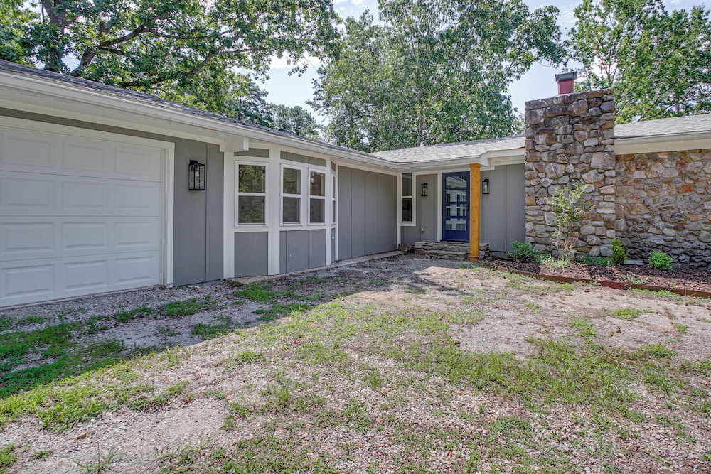 Lake Hamilton Views: Hot Springs Family Home!