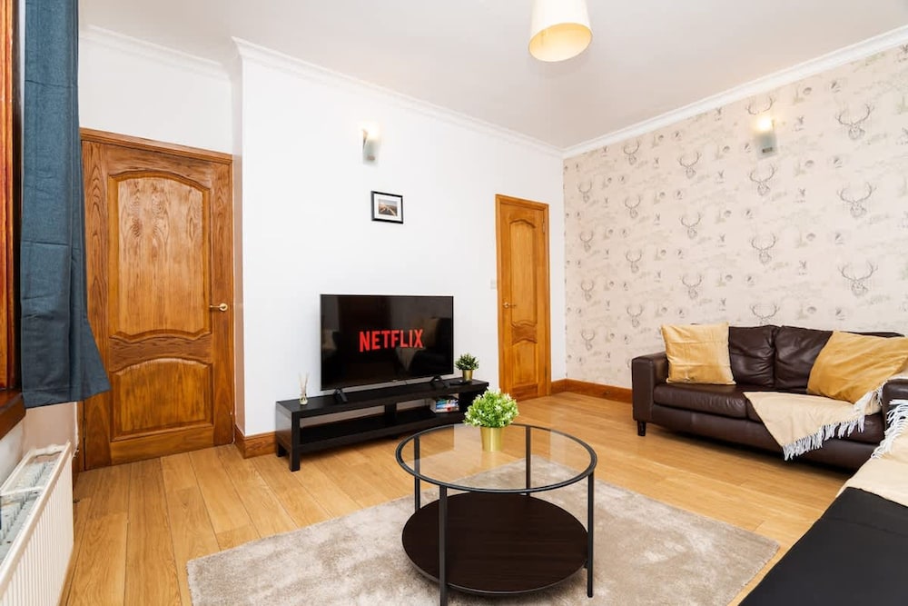 2bed Upper Cottage Flat-on Street Parking