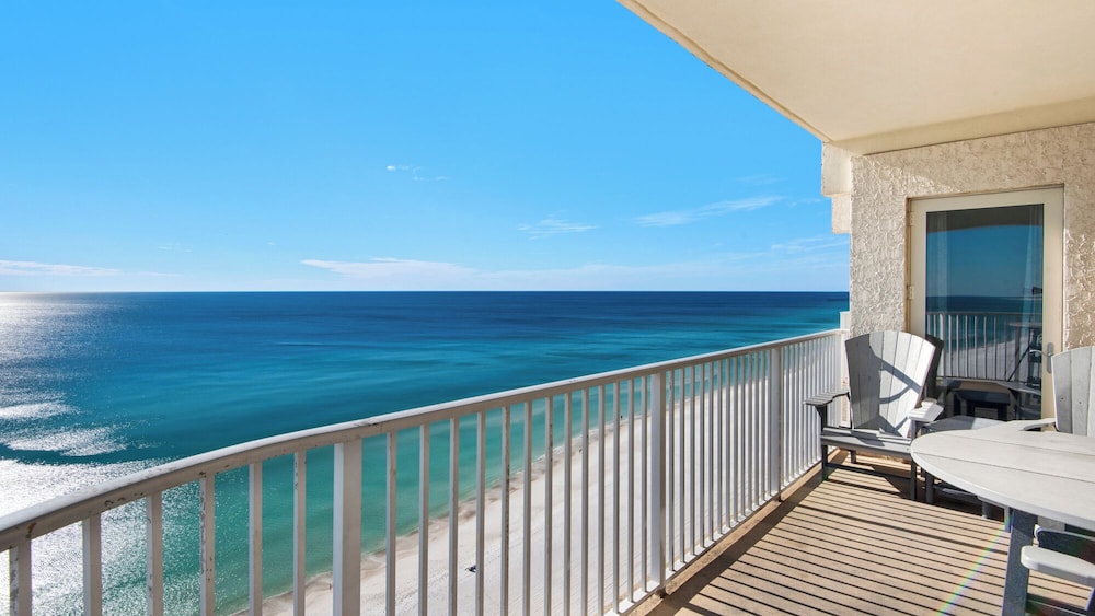 Beachfront Corner Unit w/ Wrap-around Balcony, Close to Attractions!