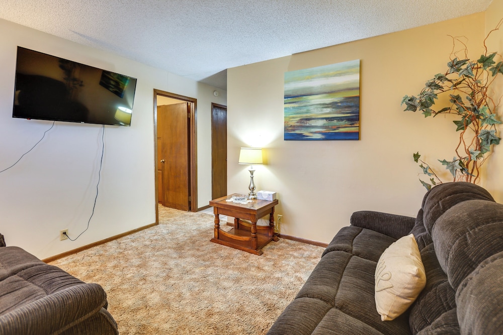 5 Mi to Hutchinson Attractions: Cozy Apt