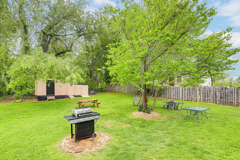 3 Mi to Dtwn Asheville: Duplex w/ Spacious Yard!