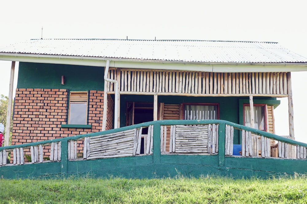 ngirisi hill silverback lodge-bwindi