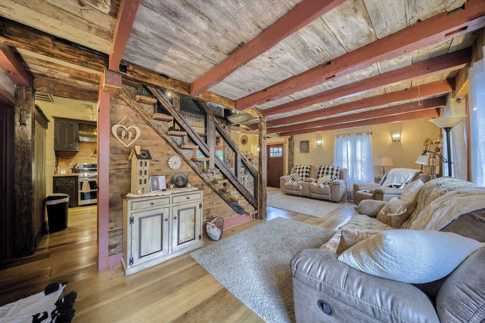 Willow Brook Getaway: Hot Tub, Deck in Mifflinburg