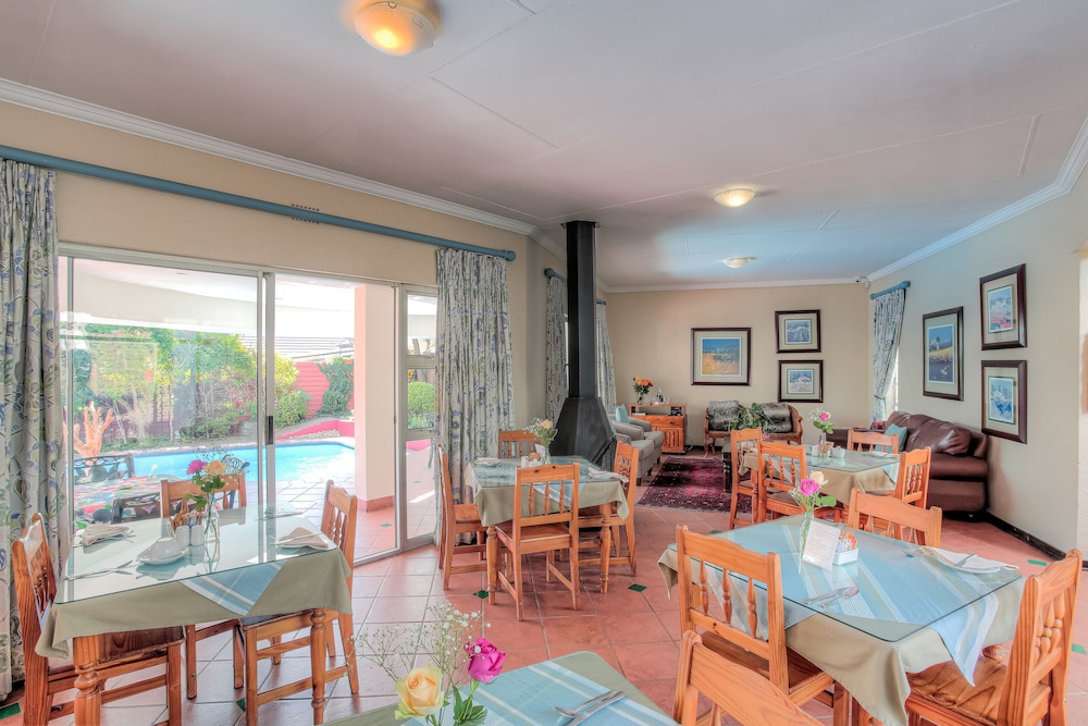 Woodmead Guest Lodge