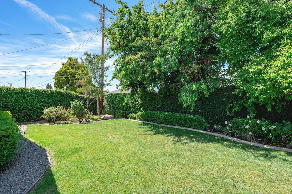 Modern Serenity Near LA Tranquil 3BR Stay
