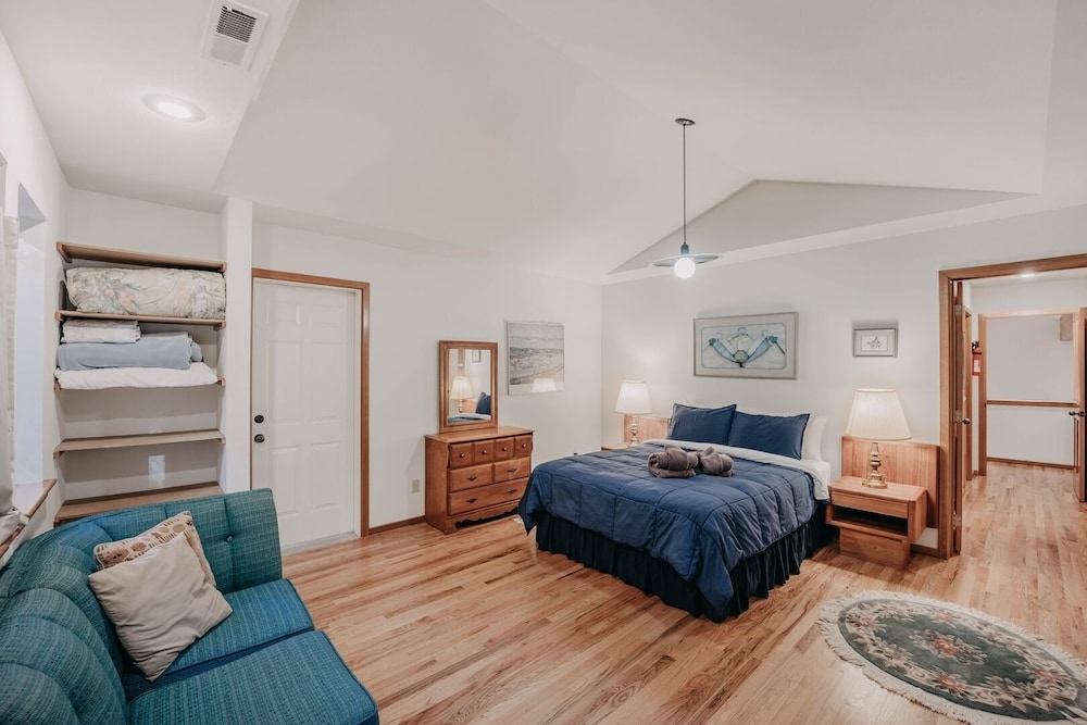 51sl - Ping Pong - Fireplace - D/w - W/d - Sleeps 8 3 Bedroom Home by RedAwning