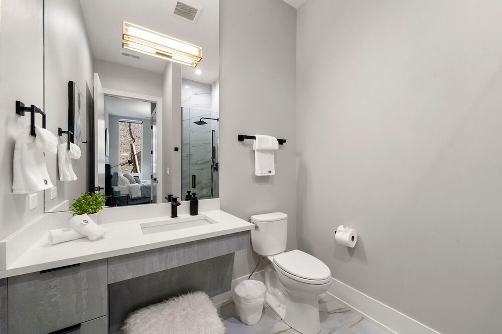 Chic 2BR 2BA Condo w Balcony - River North Chicago