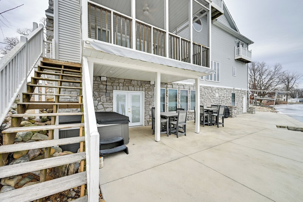 Hot Tub & Dock: Waterfront Lake Hamilton Home