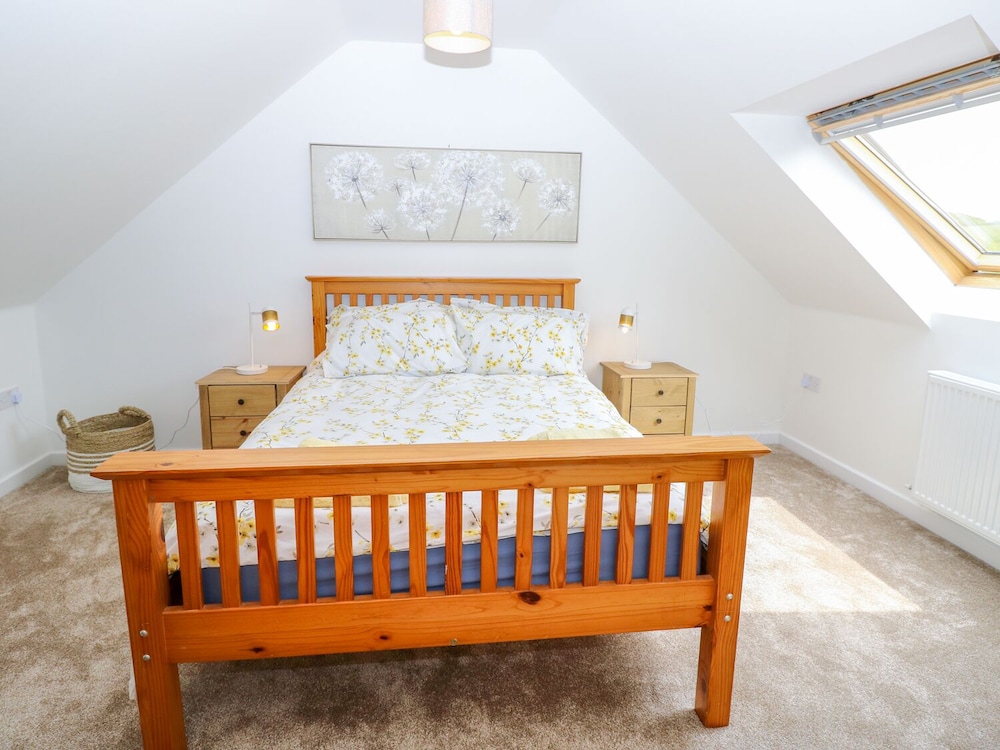 5 Yarmouth Cottages view 3