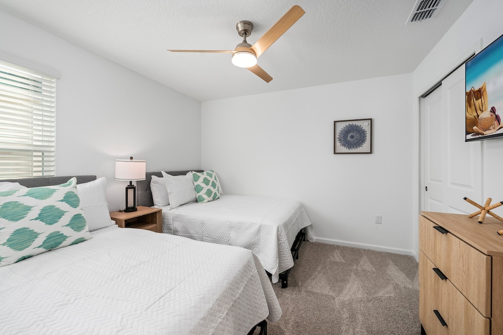 Light Welcoming Fun Resort Home Sleeps 20