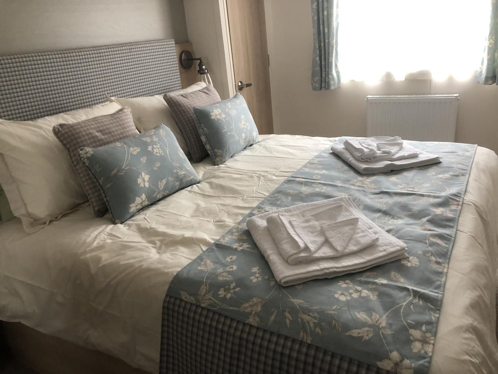 Luxury 2 Bedroom Caravan in Stunning Location view 3