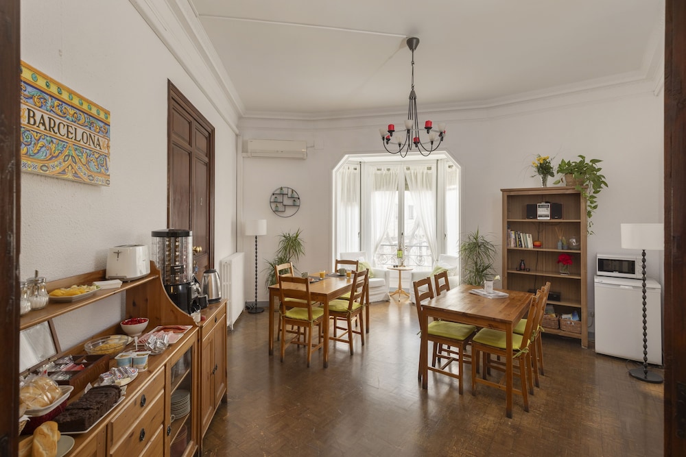 Ally's Guest House Barcelona B&B