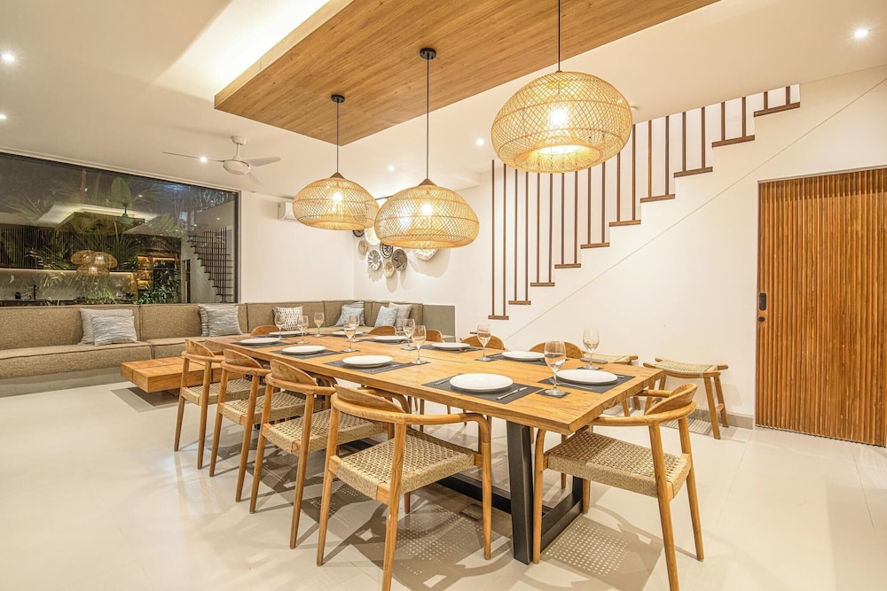 Luxury 5BR Retreat, 400m From Café Del Mar Shore