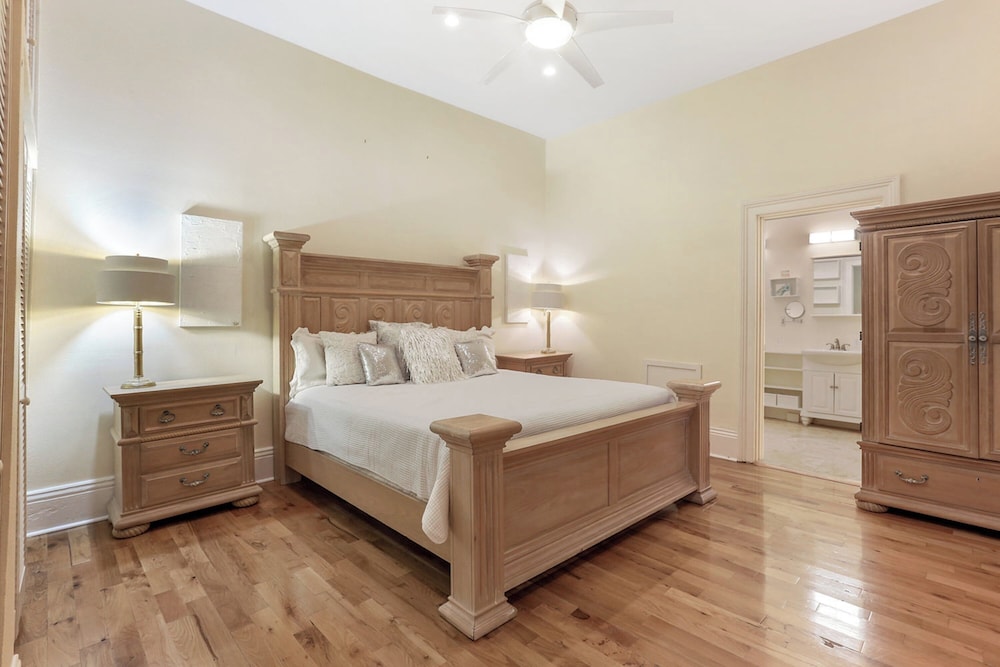 Spacious 3BR Condo in New Orleans - Image 2