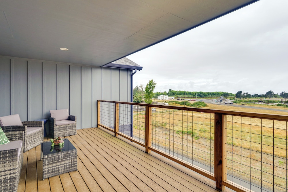 Columbia River Views: Spacious Hammond Getaway!