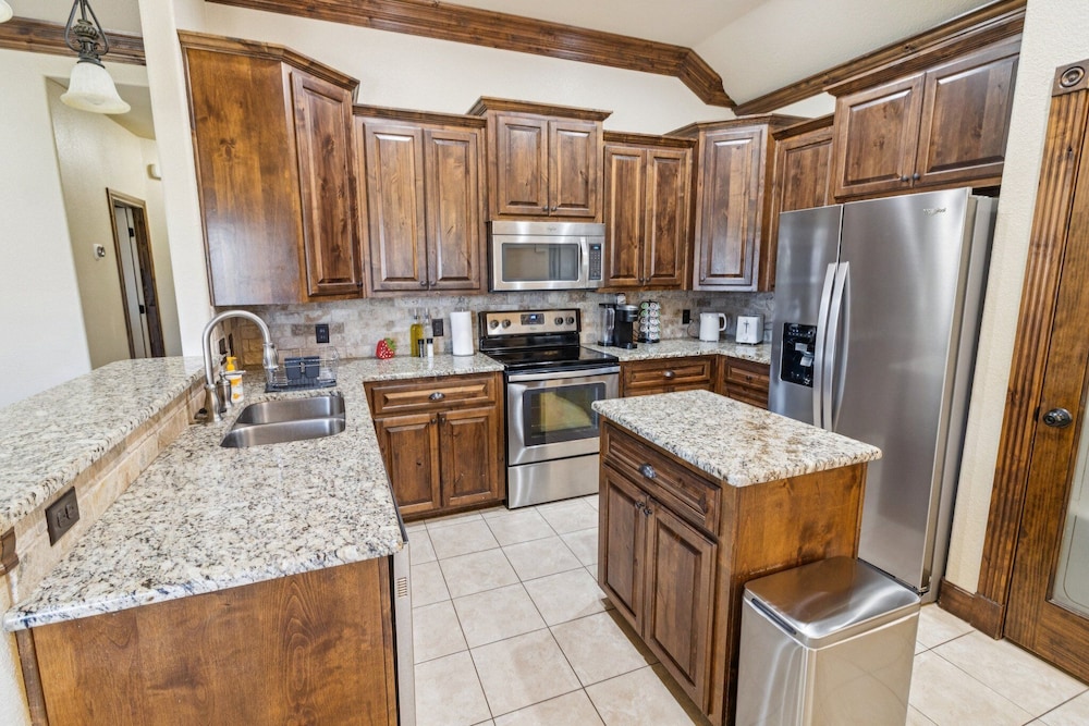 Gorgeous 4br Dakota Springs Home 3 Bedroom Home