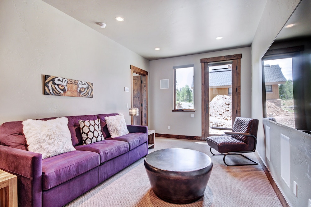 Slope View  3 Bedroom Townhouse by RedAwning