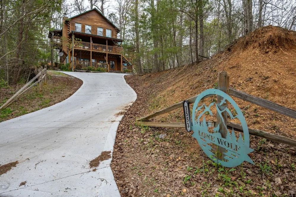 Stunning Cabin w Hot Tub Pool Table Arcades