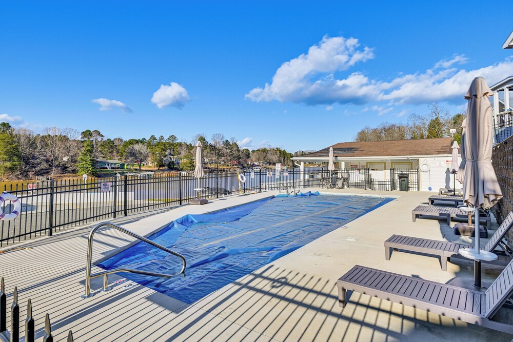 Work Close to Home at This Lake-view Retreat
