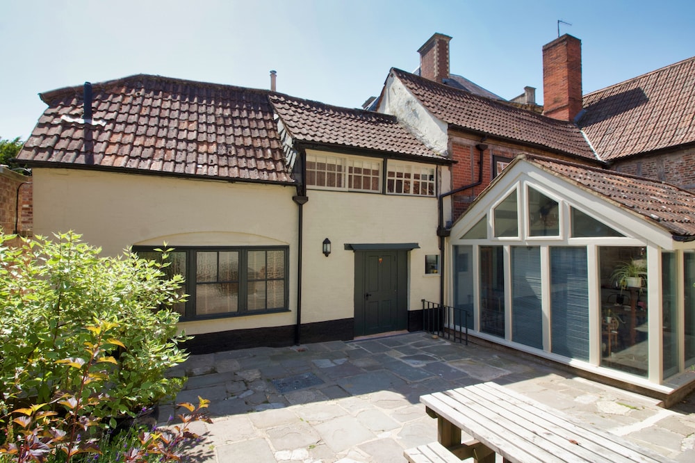 Devizes Vacations - The Green Parrot - Property Image 4