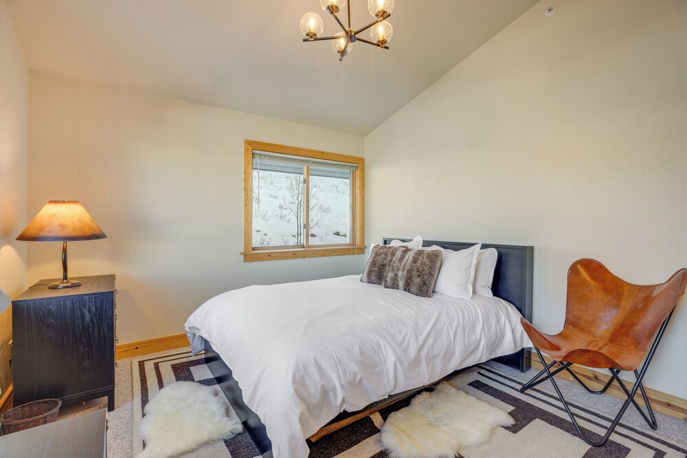 Walk to Lift! Luxe, Updated Cbmr Home w/ Mtn Views