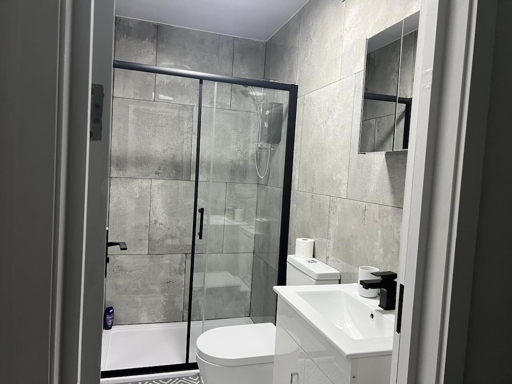 Luton Excellent 1 bed Apartment With Living Room