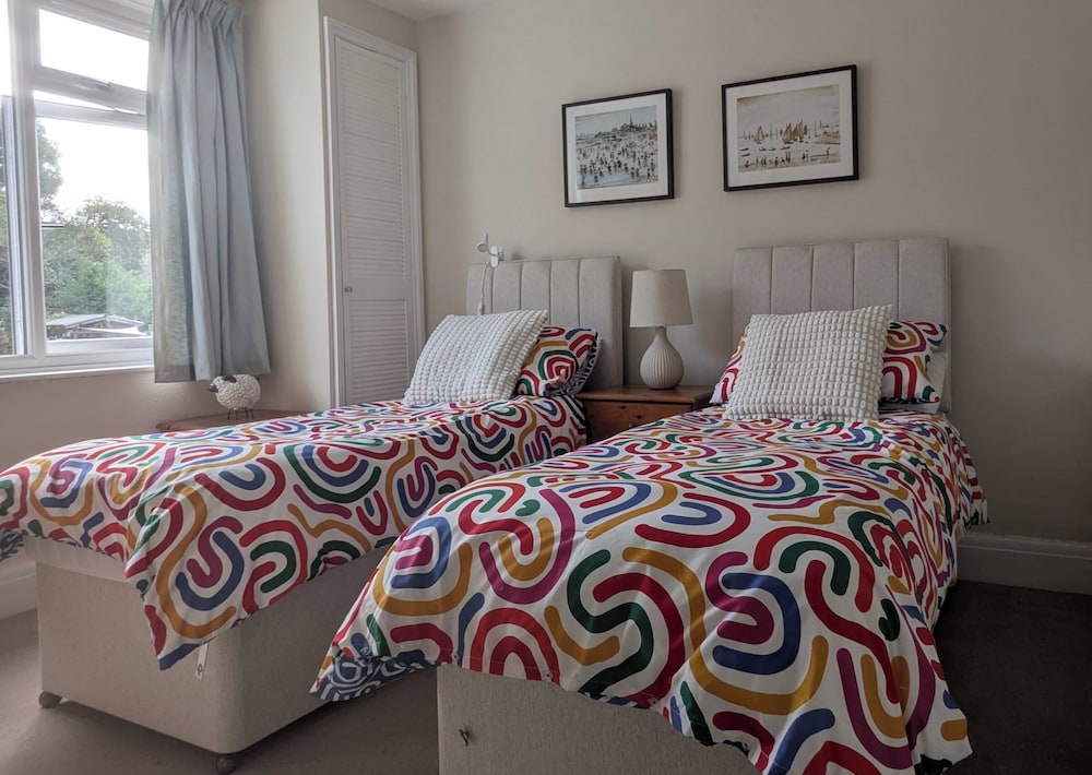 Cherry View House. 3-beds - Sleeps up to 8, Garden & Parking. Short Stays of all Types Welcome