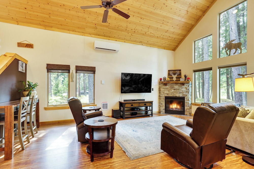 Hot Tub & Game Room: Ronald Retreat 2 Mi to Lake!