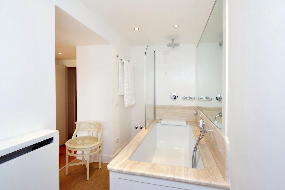 La Camelia an Elegant and Extravagant 2 Bedroom Apartment