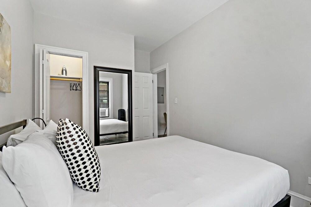 Spacious 2BR Near Dining - Touhy 1S