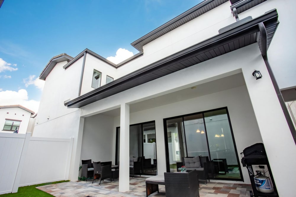 Townhome- 4Bd - Close To Parks Shops