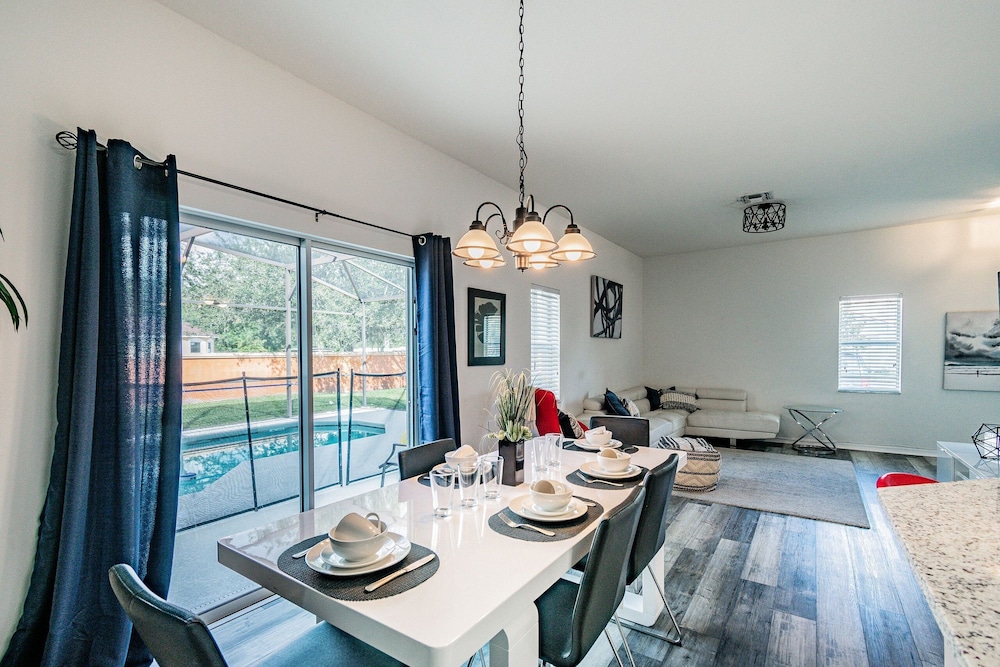 4BR Townhome w/ Pool in Bella Vida Resort