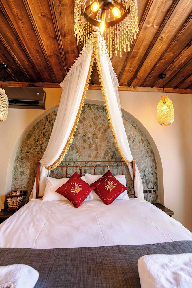 Alika Castle House