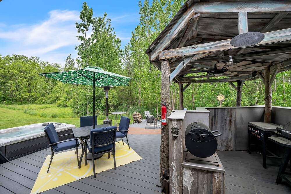 Lakeside Retreat With Hot Tub & Game Room 3 Bedroom Home