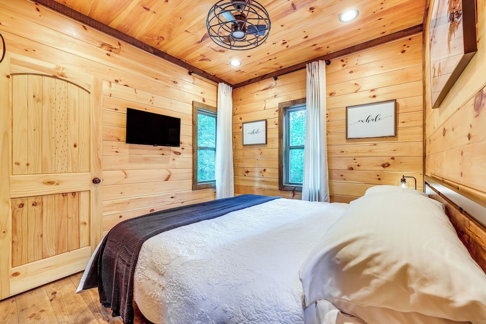 Hot Tub & Deck: Riverfront Mccaysville Cabin!