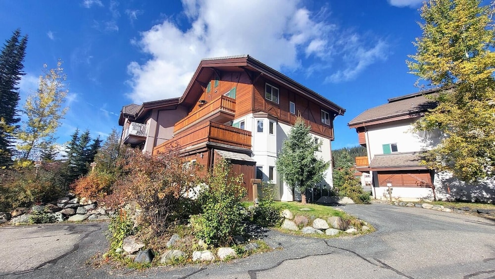 Sun Peaks Vacations - Timberline Village 46 4 Bedroom Home - Property Image 2