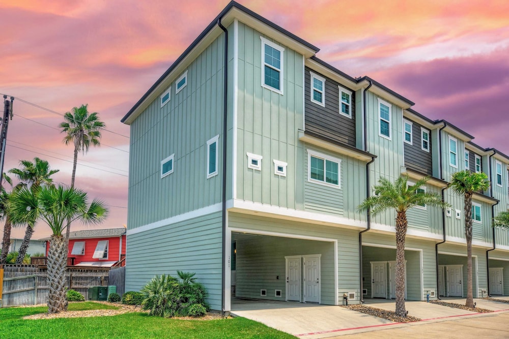 Sleeps 33! 4 Condos, Walk to the Beach, Resort-style Pool, Endless Summer Resort