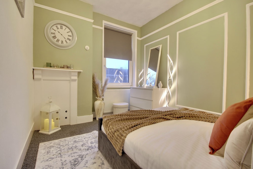 Southsea 4BR Getaway with Private Yard