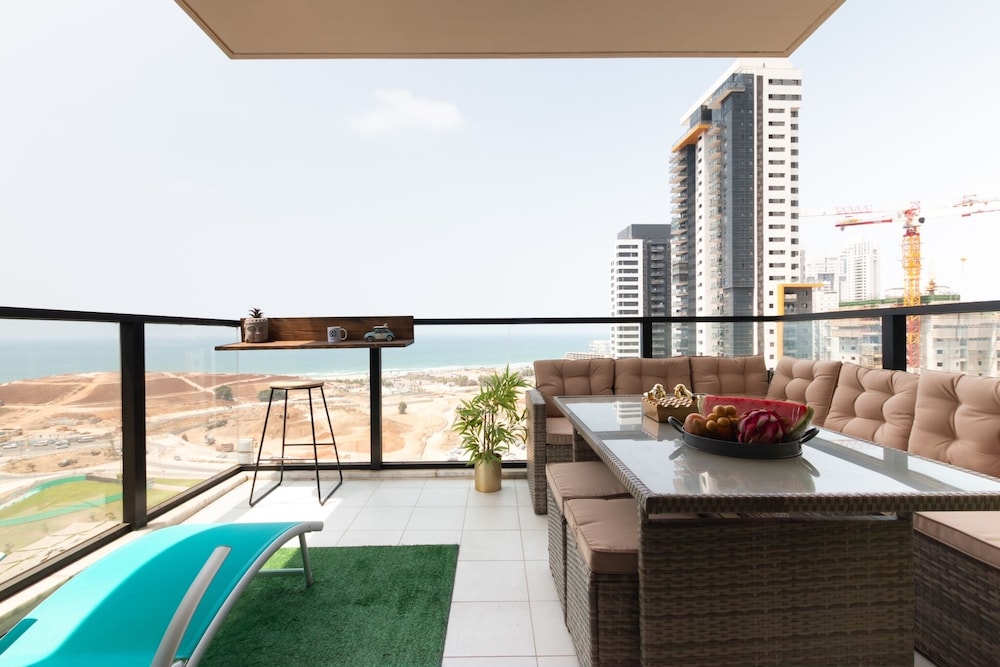 3 BR SeaFront APT Prestigious Tower