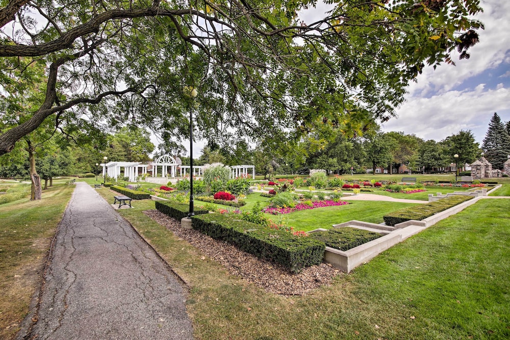Lakeside Garden Home - 1 Mile to Main Street!