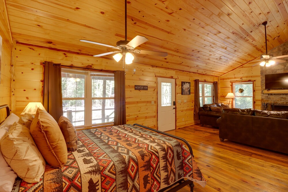 Romantic Mountain View Cabin Rental Near Downtown! view 5
