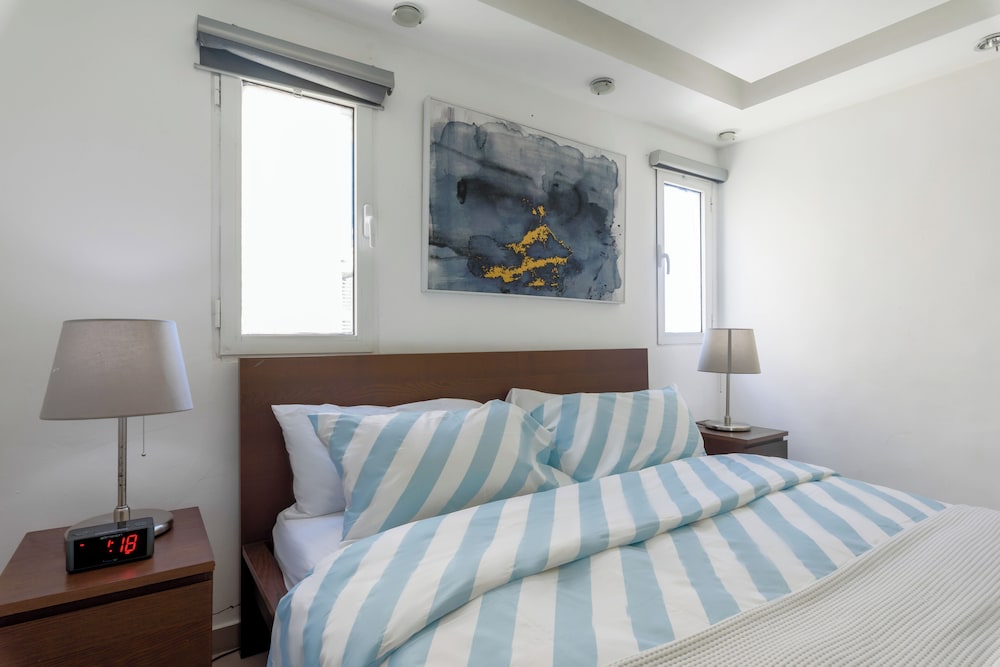 Oceanfront Condo in Ave. España Sleeps 8